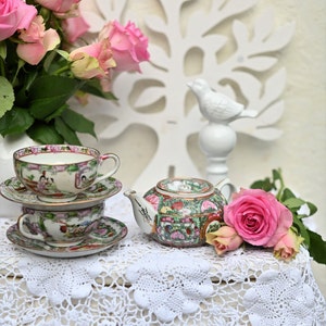 Antikes Rosen-Medaillon-Tee-Set für 2 Tassen mit Untertasse und Teekanne. Schöne Hand bemalt, mit Gold Akzent.