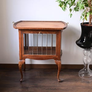 Ancienne élégante armoire à thé antique avec plateau amovible et verre taillé.