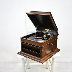 Antique mahogany gramophone, &quot;Columbia&quot; made in England. table gramophone.