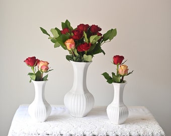 Vintage Delft White, Set von 3 Delfter weißen gerippten Vasen. Schöne Deko für einen Partytisch, und auch ein schöner Geschenktipp!!