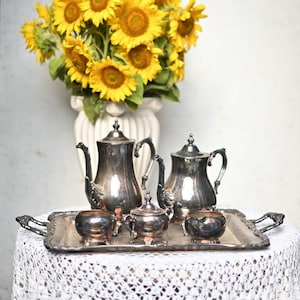 Vintage W.M. Rogers , zilver thee set,  theepot, koffiepot,  zilveren dienblad, suiker & creamer.