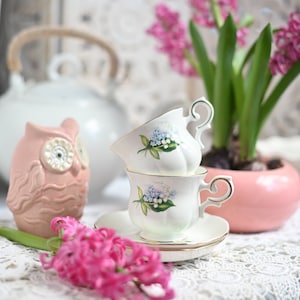 Vintage. set van 2 Tea Cup and Saucer Set, Lily of the Valley Flowers, Vintage Bone China.