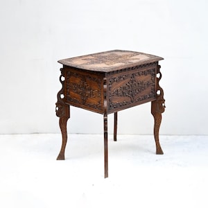 Antiek Houten Naaitafeltje | Handgesneden Vintage Meubel | Biedermeier / Koloniaal Stijl.