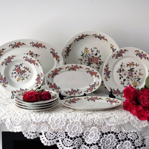 Antike Limoges Speiseteller - Set aus 10 verschieden großen Tellern.