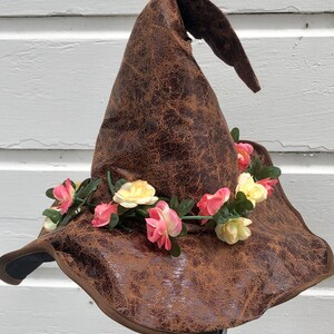 Adjustable cinched witch hat