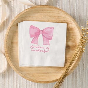 Decoraciones de cumpleaños &quot;Isn&#39;t She Onederful&quot;, servilletas personalizadas con lazo rosa para fiesta de primer cumpleaños, servilletas de cóctel personalizadas &quot;Coquette&quot;, fiesta femenina