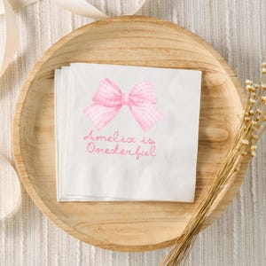 Decoraciones de cumpleaños &quot;Isn&#39;t She Onederful&quot;, servilletas personalizadas con lazo rosa para fiesta de primer cumpleaños, servilletas de cóctel personalizadas &quot;Coquette&quot;, fiesta femenina