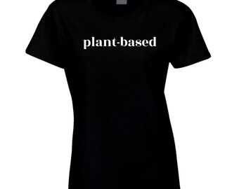Puede incluir: Camiseta negra con el texto "plant-based" impreso en blanco en la parte delantera.