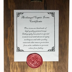 Op de afbeelding: Een echtheidscertificaat voor een aartsengel Koptische Icoon. Het certificaat is gedrukt op een houten achtergrond en heeft een rode waszegel. De tekst luidt "Archangel Coptic Icons. Certificate. Our icons are handmade of high quality printed image (lithography) mounted on special treated wood with advanced aging techniques and other quality materials that ensure protection from solar radiation to prevent colours from fading."