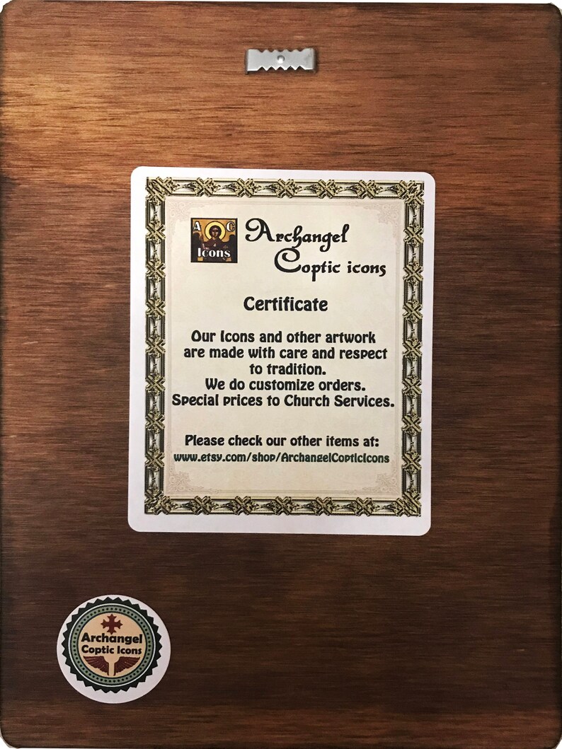 Pu&ograve; includere: Una targa in legno con un certificato di Archangel Coptic Icons. Il certificato afferma che le loro icone e opere d'arte sono realizzate con cura e rispetto per la tradizione. Offrono ordini personalizzati e prezzi speciali per i servizi religiosi. Il certificato include anche un indirizzo del sito web: www.etsy.com/shop/ArchangelCopticicons.
