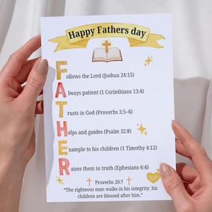 Peut inclure: Une carte blanche avec les mots "Happy Fathers day" dans une bannière, avec le mot FATHER épelé verticalement. La carte comprend des versets bibliques et une citation sur les pères.