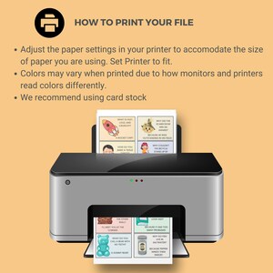 Op de afbeelding: Een printer met twee sets bedrukbare kaarten. De kaarten zijn wit met kleurrijke illustraties en tekst. De tekst op de kaarten bevat vragen en antwoorden. De tekst op de kaarten luidt: "Wat is snel, luid en knapperig?" "Een raket." "Waarom won de vogelverschrikker een prijs?" "Omdat hij uitmuntend was in zijn vakgebied." "Hoe laat je een tissue dansen?" "Je geeft hem een ​​kleine boogie." "Waarom kon de fiets niet zelfstandig staan?" "Omdat hij te veel problemen had." "De andere manier, ik ontmoette je op de hoek." "Hoe noem je een beer zonder tanden?" "Een gummybeer." "Ziet er verdrietig uit!" "Omdat hij te veel problemen had." "Waarom leven vissen in zout water?" "Omdat peper ze laat niezen."