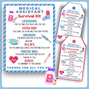 Puede incluir: Un letrero y etiquetas de regalo de un kit de supervivencia para asistente médico. El letrero incluye texto y gráficos de un frasco de pastillas, pastillas, un calcetín, una mascarilla, una jeringa, un corazón y un termómetro. El texto dice "Lifesavers", "Extra Gum", "Snickers", "M&M's", "Tootsie Roll" y "KitKat".