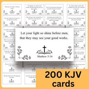 以下が含まれることがあります： 聖書の詩が書かれた200枚のKJVカードのセット。各カードは、白い背景に黒いテキストと装飾的な花の要素が特徴です。中央のカードには「あなたの光を人々の前に輝かせ、彼らがあなたの良い行いを見るようにしなさい」と書かれています。