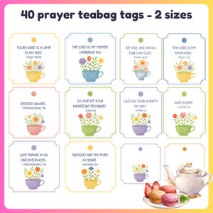 Op de afbeelding: Een set van 40 gebedsthee-zakjestags in twee maten, met bloemige theekopjesontwerpen en bijbelverzen. De tags zijn in verschillende pastelkleuren, met een theepot en macarons.
