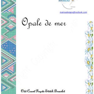 Op de afbeelding: Een witte pagina met de tekst "Opale de mer" in elegant schrift. Aan de linkerkant een kralenarmbandontwerp in blauw, roze en groen. De woorden "Odd Count Peyote Stitch Bracelet" staan onderaan.
