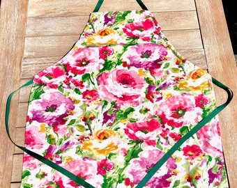 Coffret cadeau tablier de cuisine fleuri : pivoines de jardin, cuillères en bambou