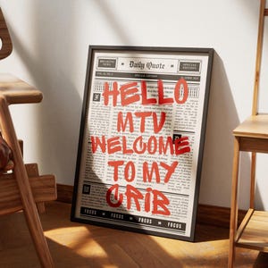 以下が含まれることがあります： 黒と白の新聞印刷で、赤い文字で「HELLO MTV WELCOME TO MY CRIB」とグラフィティスタイルで書かれています。新聞の見出しは「Daily Quote」と「Special Edition」です。