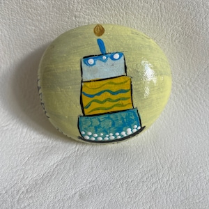 Pierre d'anniversaire, cadeau d'anniversaire, carte d'anniversaire sur un rocher, peinture miniature