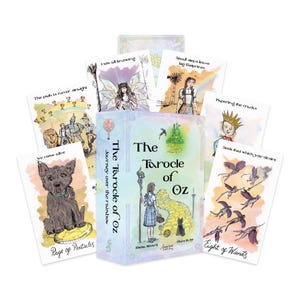 以下が含まれることがあります： 「The Tarocle of Oz」というタイトルのタロットカードデッキ。箱といくつかのイラスト付きカードがあります。箱には、黄色いレンガの道にいる女の子が描かれています。カードには、「Page of Pentacles」や「Eight of Wands」などのイラストとフレーズがあります。
