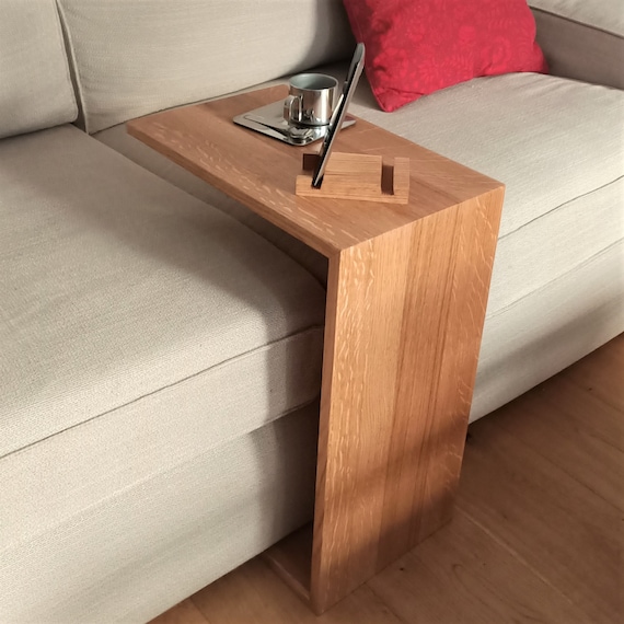 Sofabutler chillme floating – Handgefertigter Beistelltisch aus massivem Holz