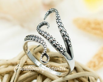 Peut inclure: Bague en argent en forme de pieuvre avec des tentacules détaillés. La bague est conçue pour s'enrouler autour du doigt.