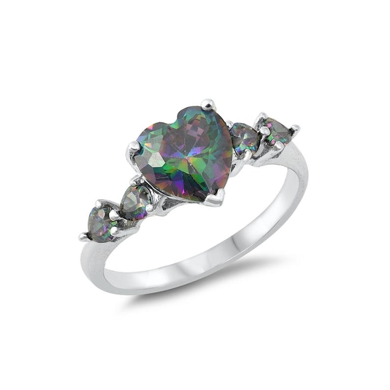Op de afbeelding: Een zilveren ring met een grote, hartvormige, iriserende edelsteen, omringd door kleinere, iriserende edelstenen.