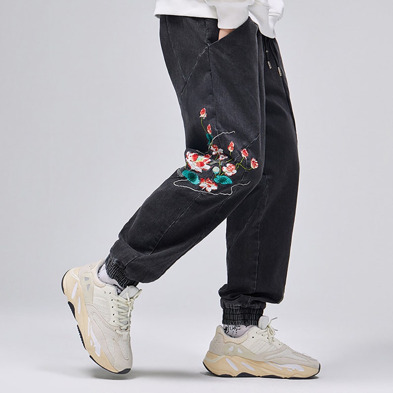 Japanese Streetwear Fashion Pants Urban Flower Embroidery Jeans for Men 