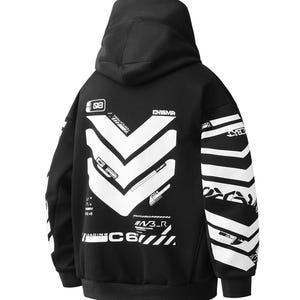 Op de afbeelding: Zwarte hoodie met grote witte grafische ontwerpen. De achterkant heeft een chevron-ontwerp en de tekst "ENIGMA" en "LOADING C6". De mouwen hebben witte strepen en extra tekst.