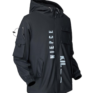 Puede incluir: Chaqueta negra con capucha con múltiples bolsillos y la palabra "NIEPCE" impresa verticalmente en blanco. La chaqueta también presenta la palabra "KIL" y "KELLTECH SINCE 2016" impresas en blanco. La chaqueta tiene cierre de cremallera y cordones.
