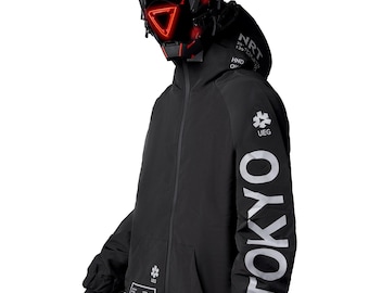 以下が含まれることがあります： 袖に白で「TOKYO」とプリントされた黒いジャケット。フード付きで、赤いネオンアクセントが付いた未来的な黒いヘルメットが付いています。ヘルメットは顔に三角形のデザインと角張った突起があります。