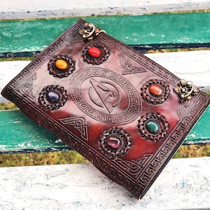 Diario de cuero grande hecho a mano con piedras del infinito en relieve de los Vengadores, diario de grimorio del guantelete de Thanos, regalo para él y para ella, regalo de cumpleaños