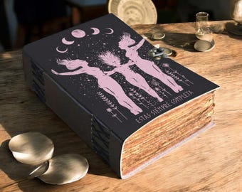 Diario in pelle della Dea della Tripla Luna, grimorio fatto a mano con bordi sfrangiati, libro delle ombre stregonesco