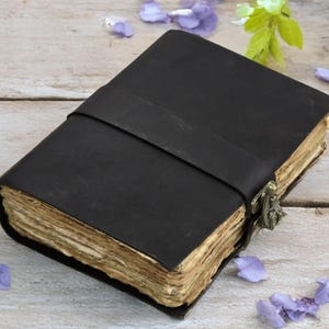 Diario vintage in pelle nera con lucchetto - Quaderno rustico fatto a mano, carta con bordo frastagliato invecchiato, diario antico per scrivere, disegnare e fare regali