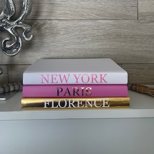 Ensemble de livres reliés faits main | Décoration de table basse moderne