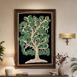Puede incluir: Una pieza de arte mural rectangular que presenta un árbol plateado con hojas circulares verdes, cada una con caligrafía árabe, sobre un fondo negro sólido y encerrada en un marco ornamentado de color marrón oscuro.