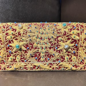 Cartera Zardozi con diseño vintage bordado a mano y piedras semipreciosas (25 x 15 x 5 cm)