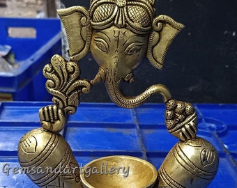 Messing Figur von Lord Ganesha mit Diya Ständer / Lampe / Diya (Höhe 18 cm)