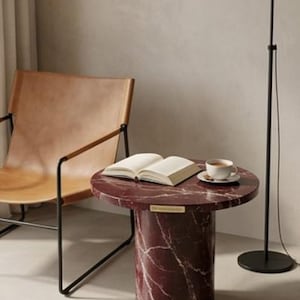 Peut inclure: Ensemble de trois tasses en c&eacute;ramique avec une finition mate et mouchet&eacute;e. Les tasses sont dans des tons cr&egrave;me, gris clair et gris fonc&eacute;. Chaque tasse a un design simple et minimaliste, parfait pour le caf&eacute; ou le th&eacute;.
