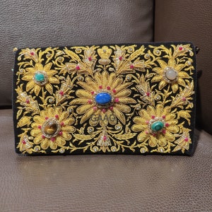 Cartera Zardozi con diseño vintage bordado a mano y piedras semipreciosas (25 x 15 x 5 cm)