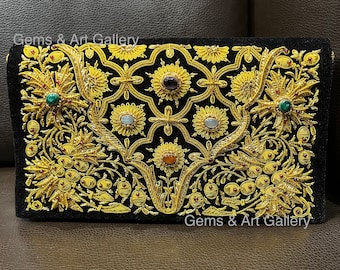 Zardozi-Clutch mit handgesticktem Vintage-Design und Halbedelsteinen