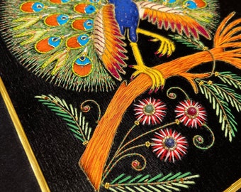 孔雀のザルドジ宝石タペストリー | 手刺繍ベルベット壁掛け | 宝石付き