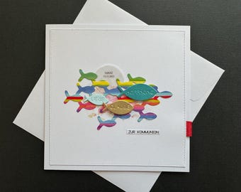 Könnte beinhalten: Eine weiße Karte mit einem bunten Design aus Fischen mit den Worten "Liebe", "Glaube", "Hoffnung" und "Zur Kommunion". Das Datum "03.11.2023" und der Name "Maxi" stehen ebenfalls auf der Karte.