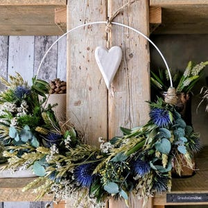 Flowerhoop "DISTEL-LIEBE" , stylischer Trockenkranz, Disteln, Schleierkraut Ring weiß mit Herz