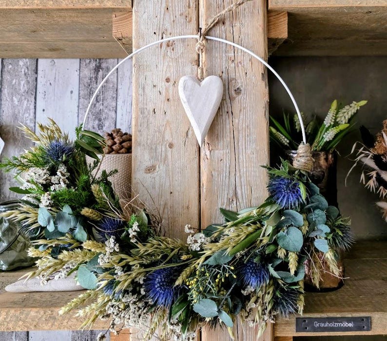 Flowerhoop "DISTEL-LIEBE" , stylischer Trockenkranz, Disteln, Schleierkraut Ring weiß mit Herz