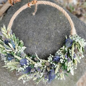Flowerhoop "DISTEL-LIEBE" , stylischer Trockenkranz, Disteln, Schleierkraut bild 7