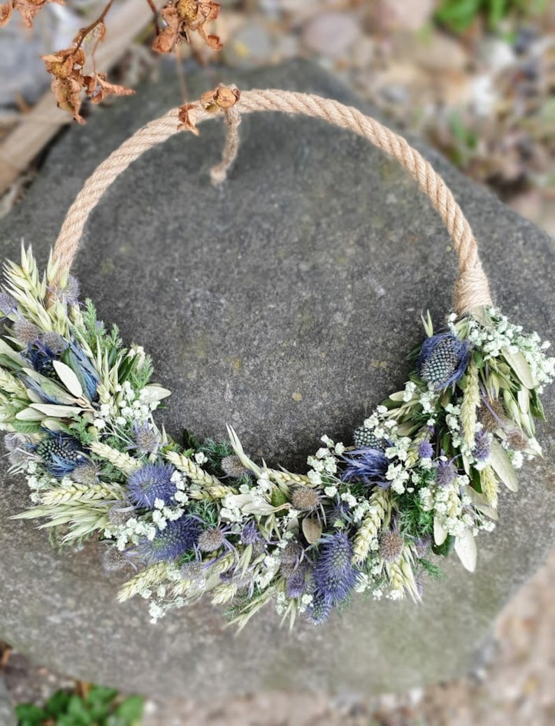 Flowerhoop "DISTEL-LIEBE" , stylischer Trockenkranz, Disteln, Schleierkraut bild 7