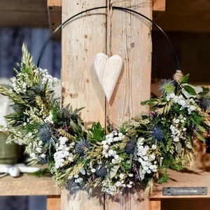 Flowerhoop "DISTEL-LIEBE" , stylischer Trockenkranz, Disteln, Schleierkraut Ringschwarz mit Herz