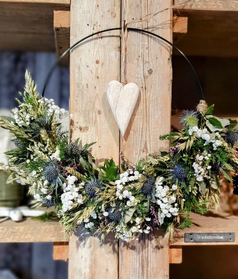 Flowerhoop "DISTEL-LIEBE" , stylischer Trockenkranz, Disteln, Schleierkraut Ringschwarz mit Herz