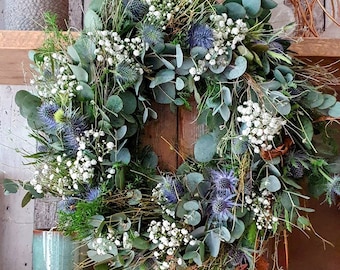 Türkranz "Blaue Lagune", Sommerkranz, Tischdeko, frischer Kranz mit blauen Disteln und Eucalythus, Türdeko